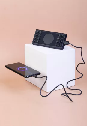 Беспроводное зарядное устройство "Eight SOFTTOUCH", 8000 mAh, с подсветкой логотипа и подставкой, черный, фото 2