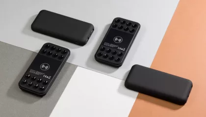 Беспроводное зарядное устройство "Sticky SOFTTOUCH", 10000 mAh с подсветкой логотипа и присосками, черный, фото 7