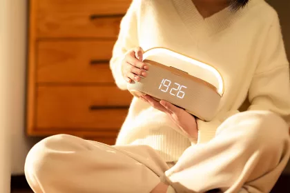 Bluetooth стерео-колонка "Smart Band" 10Вт (2х5Вт) с беспроводным (15W) ЗУ, лампой, часами, FM радио, бежевый, фото 2