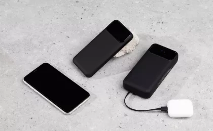 Зарядное (22.5W) устройство "Grade SOFTTOUCH" 10000 mAh с подсветкой логотипа, встроенными кабелями и цифровым индикатором заряда, черный, фото 8