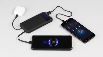 Зарядное (22.5W) устройство "Grade SOFTTOUCH" 10000 mAh с подсветкой логотипа, встроенными кабелями и цифровым индикатором заряда, черный, фото 4