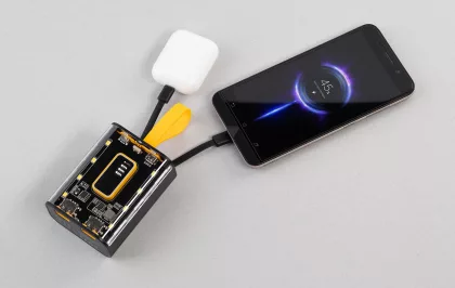 Зарядное устройство "Shine" 9000 mAh с LED-подсветкой, встроенными кабелями Type-C/Lightning/USB, черный с желтым, фото 4