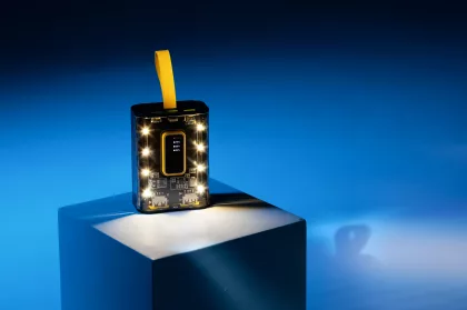 Зарядное устройство "Shine" 9000 mAh с LED-подсветкой, встроенными кабелями Type-C/Lightning/USB, черный с желтым, фото 2